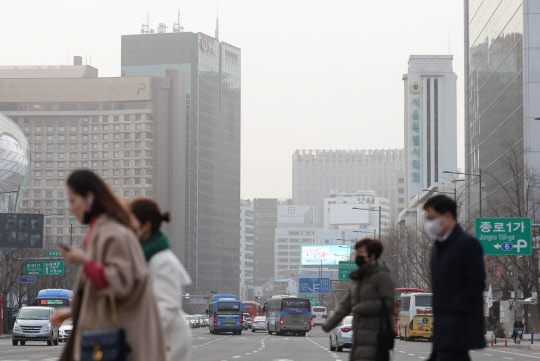 서울 미세먼지 농도가 '매우 나쁨' 수준을 보이는 13일 오전 서울 광화문광장 일대가 뿌옇다. [연합뉴스]